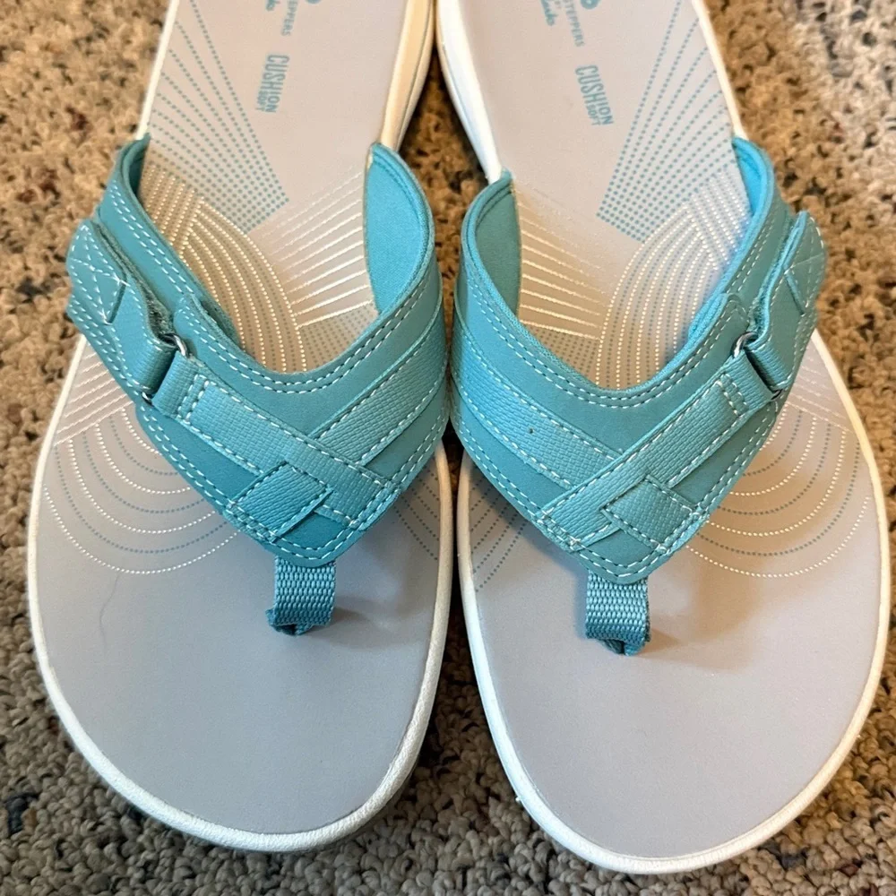Clarks Aqua and White Sandals Flip Flops Sz 8 NIB - Picture 2 of 6